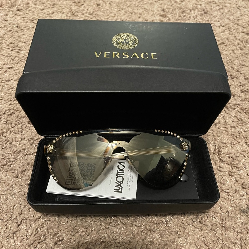 ♥️Like new Versace Sunnies♥️